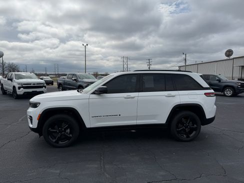 Used 2024 Jeep Grand Cherokee Altitude image 4
