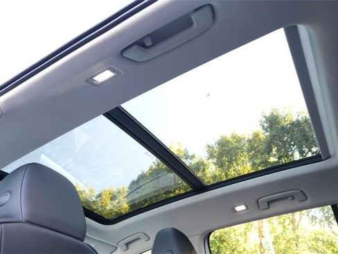 New 2025 Volkswagen Tiguan SE image 10