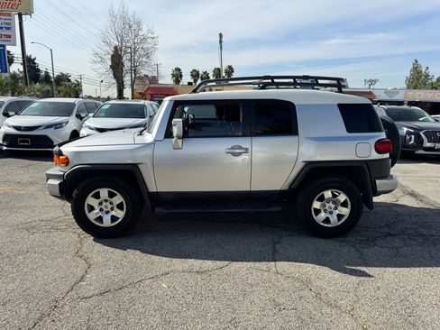 Used 2007 Toyota FJ Cruiser Sport Utility 2D image 4