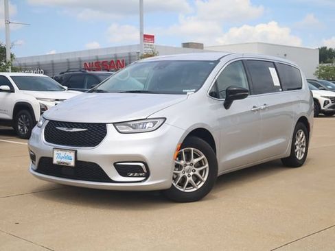 Used 2024 Chrysler Pacifica Touring-L FWD image 2