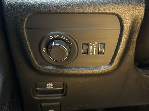 Used 2023 Jeep Grand Cherokee Altitude image 29