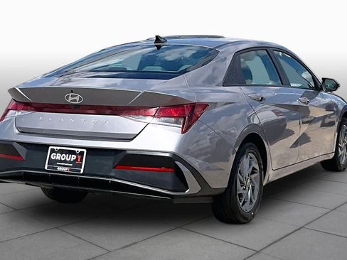 Used 2024 Hyundai Elantra SEL FWD image 12
