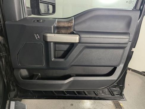 Used 2022 Ford F250 Lariat w/ Black Appearance Package image 21