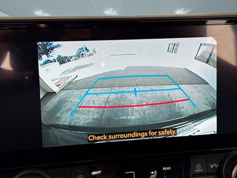 Used 2024 Toyota Highlander XLE FWD image 19