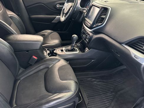 Used 2018 Jeep Cherokee Latitude Plus AWD/4WD image 17