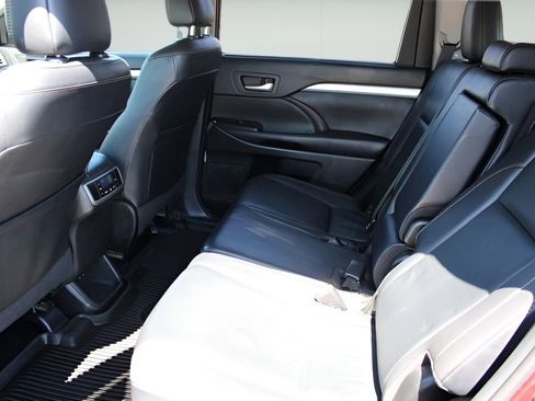 Used 2019 Toyota Highlander XLE AWD/4WD image 20