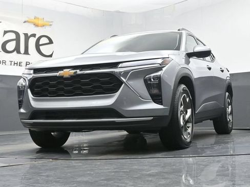 Used 2025 Chevrolet Trax LT w/ Driver Confidence Package FWD image 4