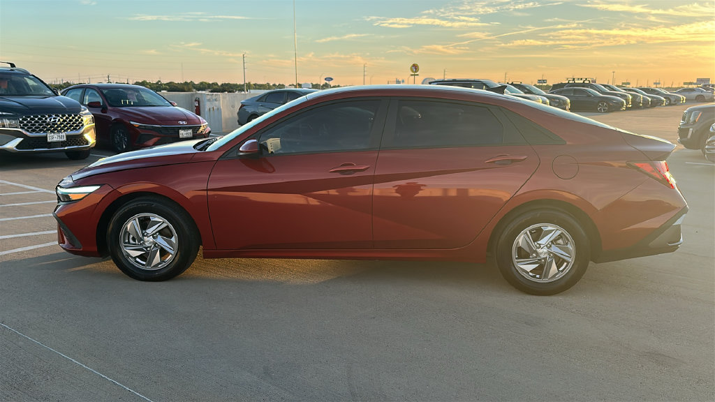 Used 2024 Hyundai Elantra SE FWD image 9