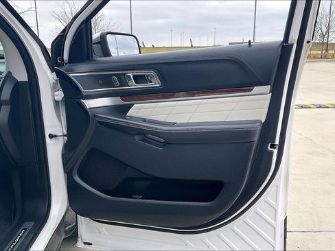 Used 2017 Ford Explorer Platinum image 22