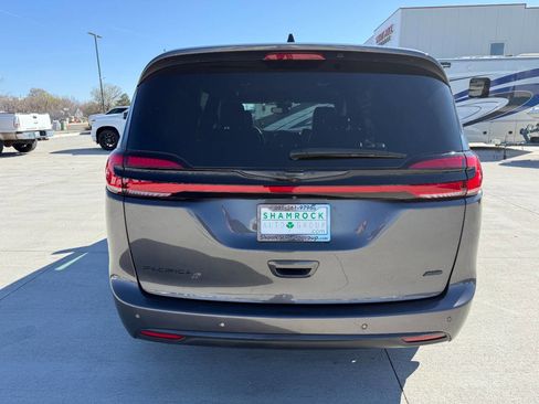 Used 2023 Chrysler Pacifica Touring-L w/ S Appearance Package image 4