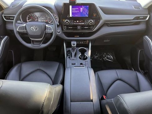 Used 2024 Toyota Highlander XLE image 11