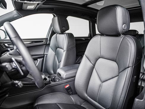 Certified 2026 Porsche Macan AWD/4WD image 5