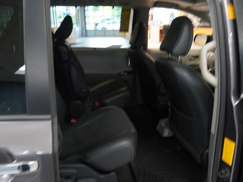 Used 2013 Toyota Sienna SE FWD image 22