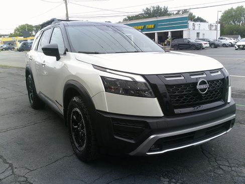 Used 2024 Nissan Pathfinder Rock Creek AWD/4WD image 12