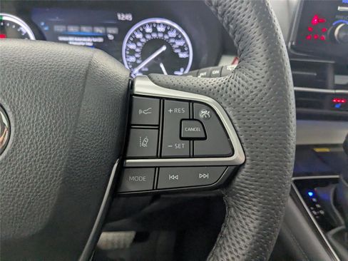 Used 2024 Toyota Sienna Limited image 21