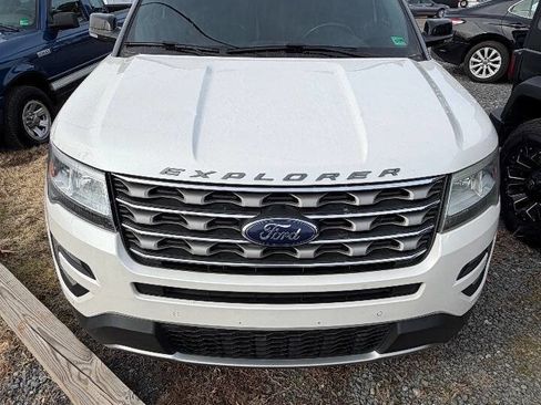 Used 2017 Ford Explorer XLT w/ Equipment Group 202A image 2