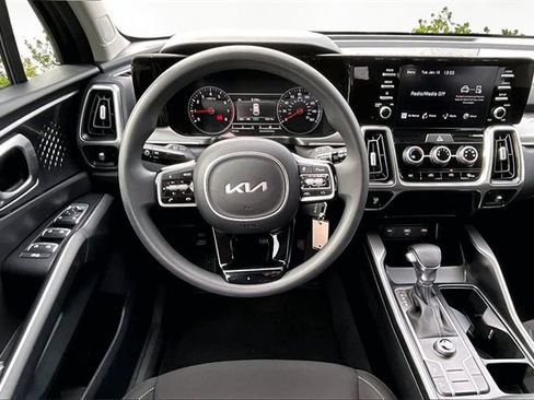 Used 2023 Kia Sorento LX image 5