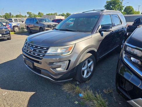 Used 2016 Ford Explorer XLT w/ Equipment Group 202A AWD/4WD image 1