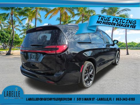 Used 2025 Chrysler Pacifica Limited w/ Uconnect Theater Family Group AWD/4WD image 4