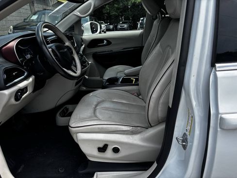Used 2020 Chrysler Pacifica Limited FWD image 7