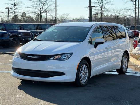 Certified 2022 Chrysler Voyager LX image 3