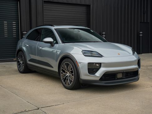 Certified 2025 Porsche Macan Electric image 7
