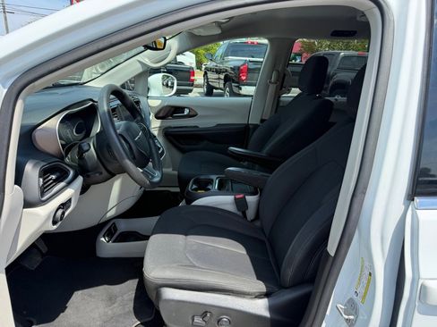 Used 2018 Chrysler Pacifica Touring Plus image 9