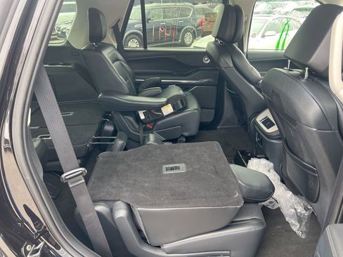 Used 2025 Lincoln Navigator Reserve image 12