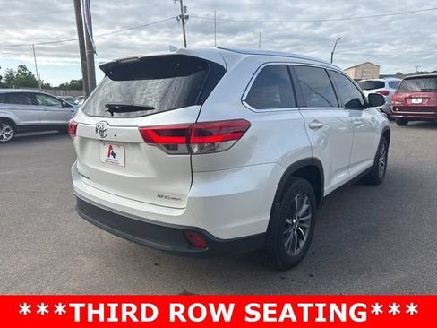 Used 2019 Toyota Highlander XLE AWD/4WD image 3