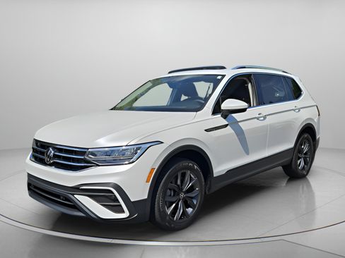 Used 2023 Volkswagen Tiguan SE w/ Panoramic Sunroof Package FWD image 1