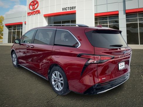 Used 2021 Toyota Sienna Platinum image 5