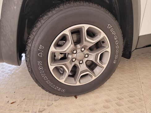 Used 2022 Jeep Cherokee Trailhawk image 10