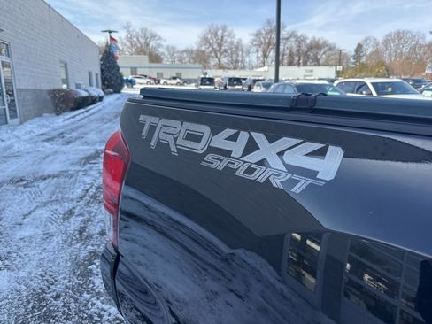 Used 2019 Toyota Tacoma TRD Sport image 10