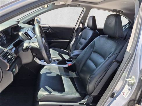 Used 2017 Honda Accord Touring image 12