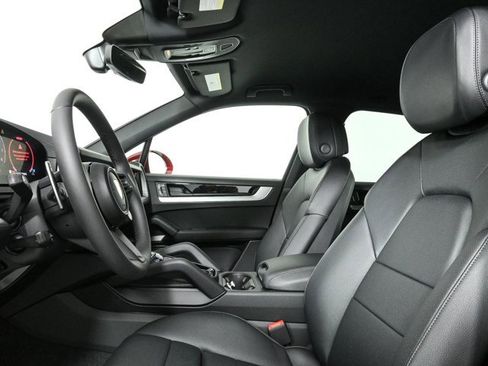 Used 2025 Porsche Cayenne image 9