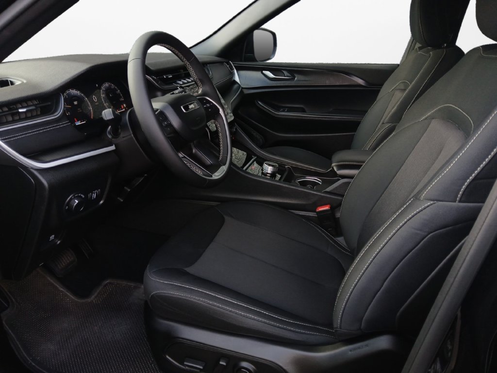 Used 2025 Jeep Grand Cherokee Laredo RWD image 18