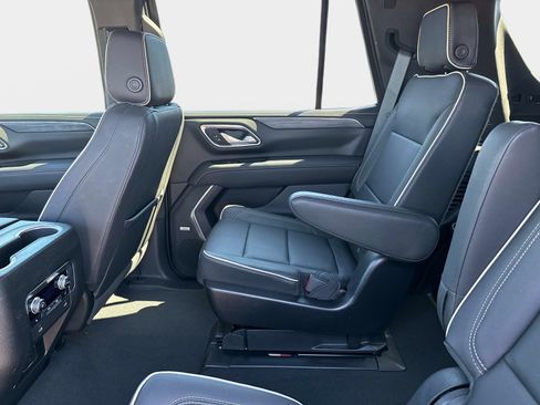 Used 2022 GMC Yukon SLT w/ SLT Luxury Package image 17
