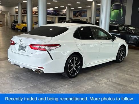 Used 2018 Toyota Camry SE FWD image 3