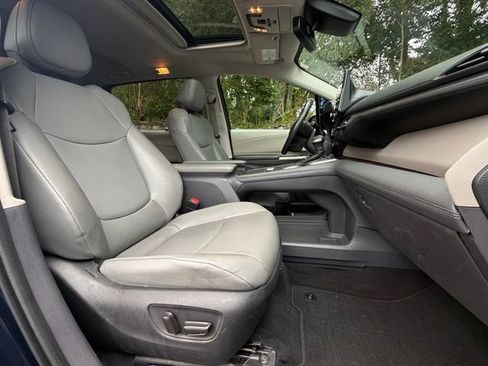 Used 2022 Toyota Sienna XLE FWD image 24