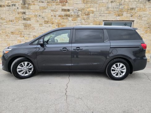 Used 2018 Kia Sedona LX w/ LX Essentials Premium Package image 1