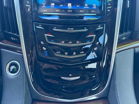 Used 2019 Cadillac Escalade Premium Luxury AWD/4WD image 17