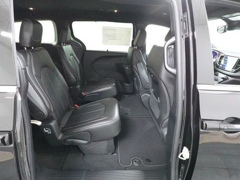 New 2027 Chrysler Pacifica Select FWD image 25