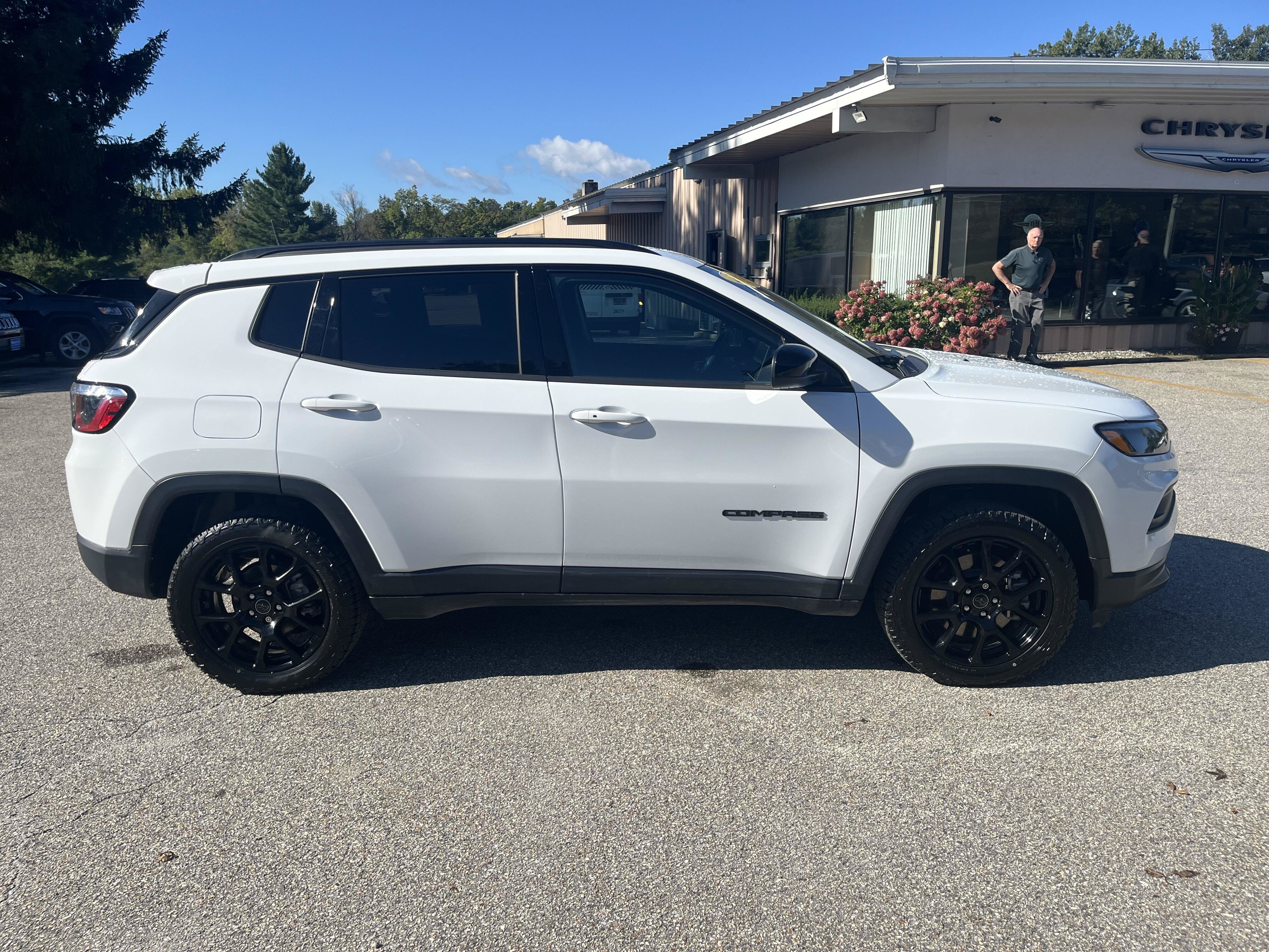 Certified 2025 Jeep Compass Latitude w/ Convenience Group AWD/4WD image 4