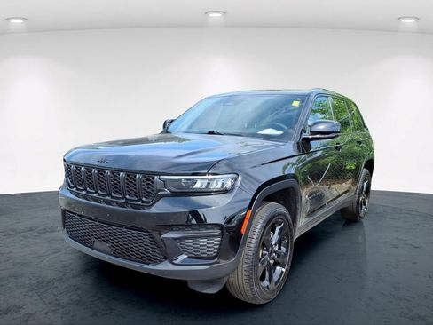 Certified 2024 Jeep Grand Cherokee Altitude AWD/4WD image 4