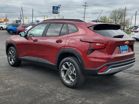 Used 2025 Chevrolet Trax LT FWD image 5