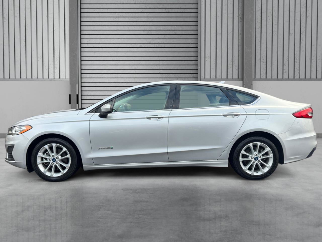 Used 2019 Ford Fusion SE FWD image 2