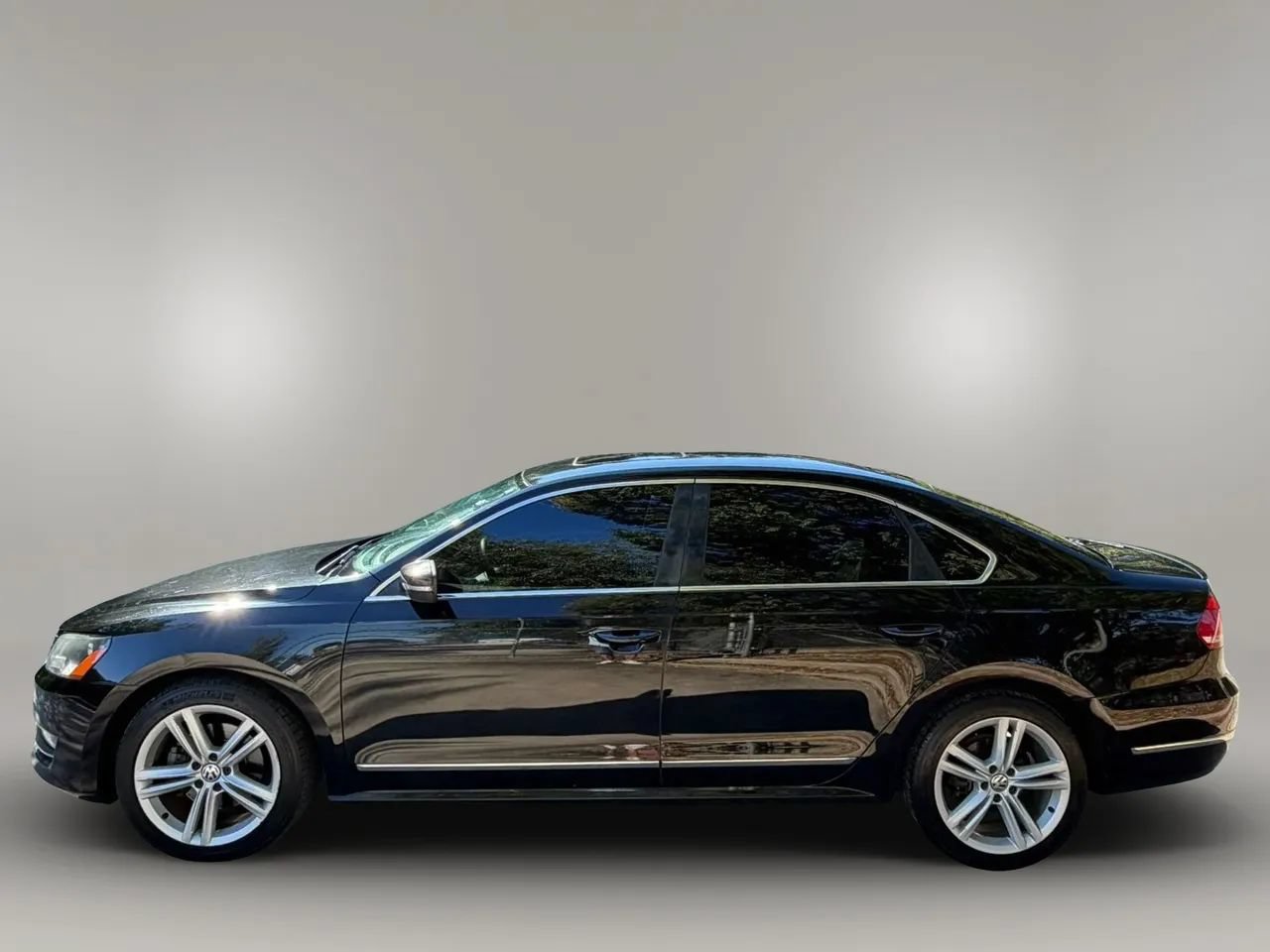 Used 2013 Volkswagen Passat TDI SEL Premium FWD image 4