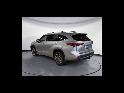 Used 2021 Toyota Highlander XLE AWD/4WD image 4