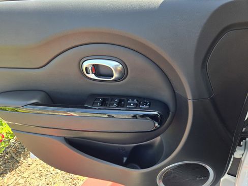 Used 2014 Kia Soul + image 24