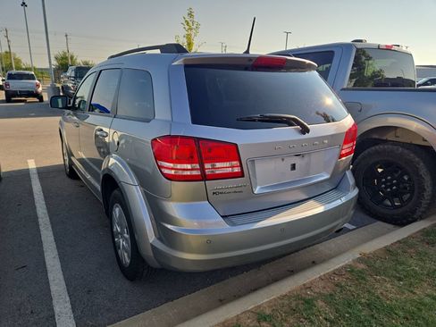 Used 2020 Dodge Journey SE FWD image 2